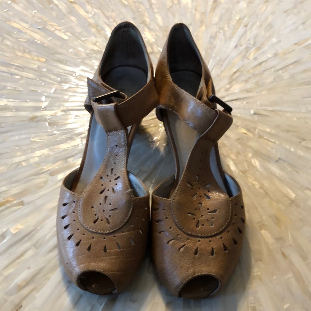 All Black sandals in tan with flower cut out detail. 1in wooden heel. Size 6.5